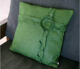 Corner Green Daisy Flower Pillow