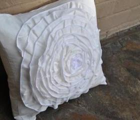 White Daisy Pillow